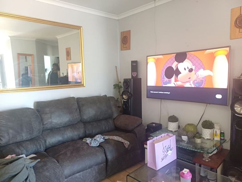 Charming 2-Bedroom House in summer greens - Photo 3