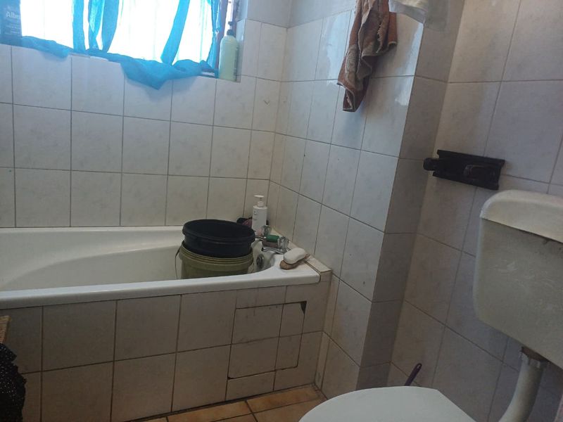 Charming 2-Bedroom House in summer greens - Photo 6