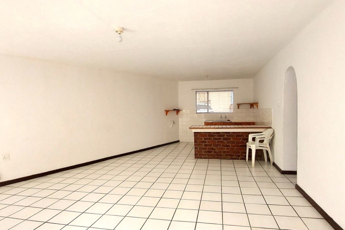 Neat, well positioned 2 Bedroom Apartment in Kaffrarian Heights - Photo 5