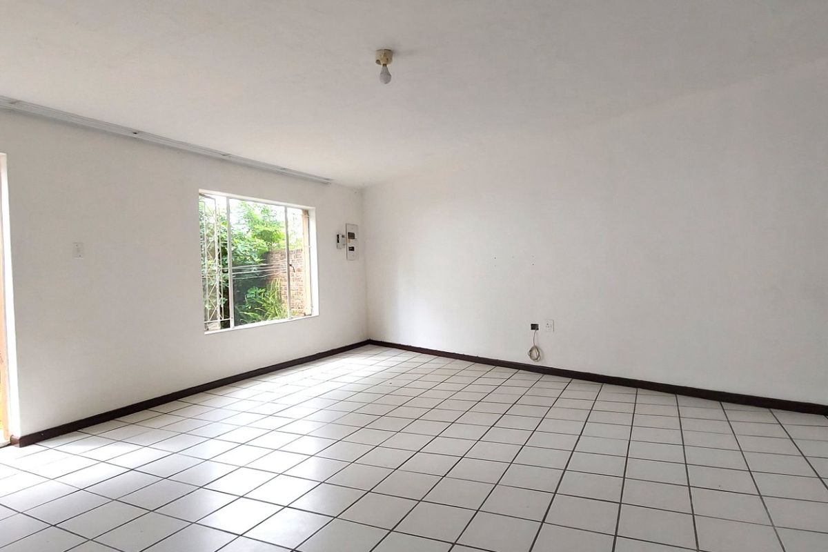 Neat, well positioned 2 Bedroom Apartment in Kaffrarian Heights - Photo 3