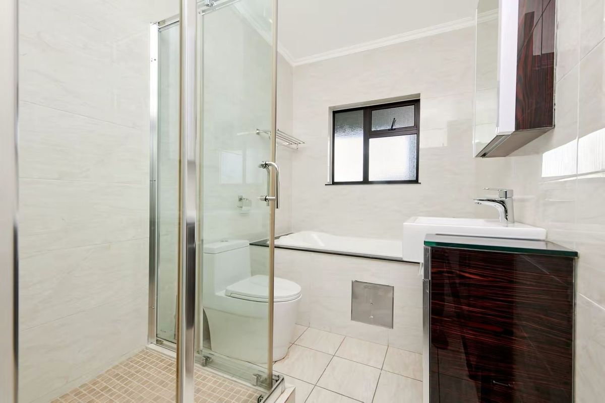 3 Bedroom 2 Bathroom For Sale. - Photo 5