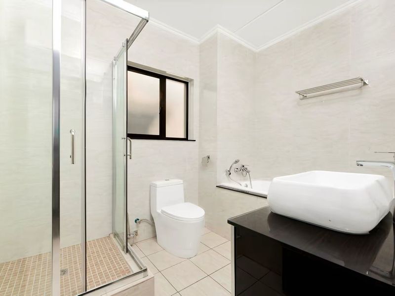 3 Bedroom 2 Bathroom For Sale. - Photo 4