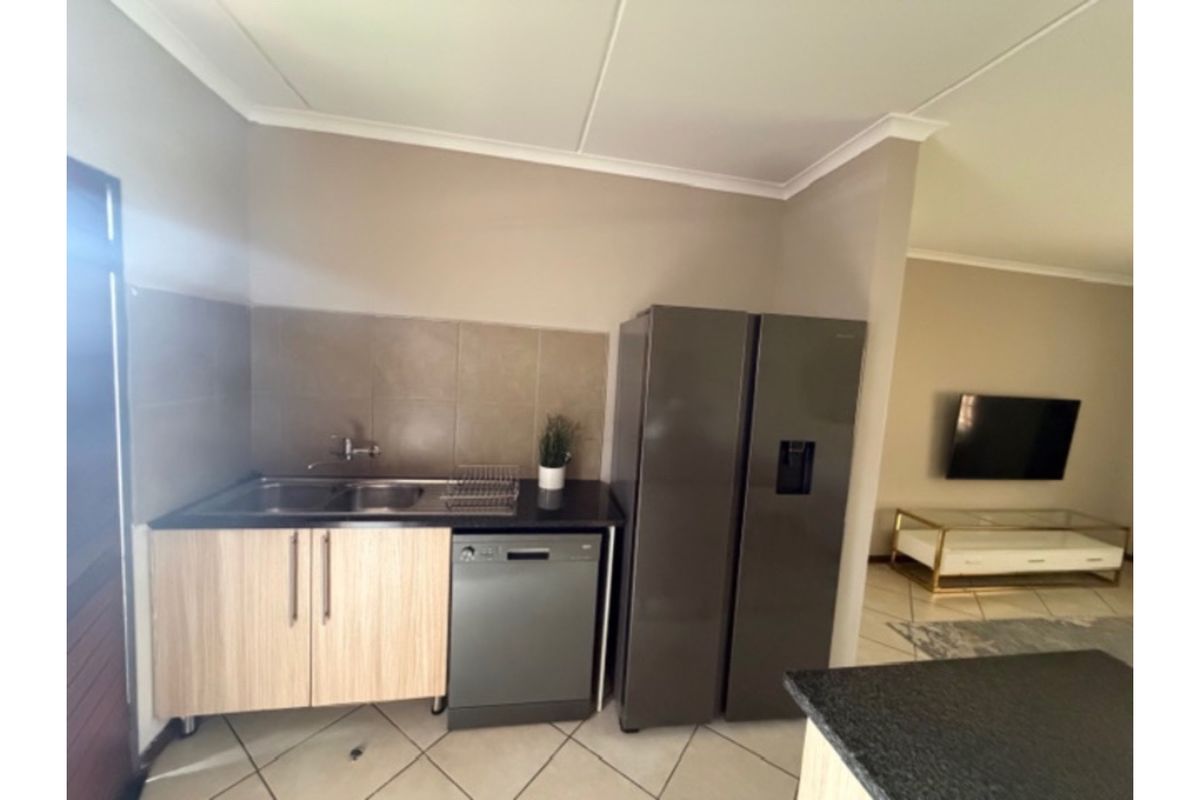 2 bedroom, 1 bathroom Apartment on the GROUND at Etude complex, Sagewood - Photo 4