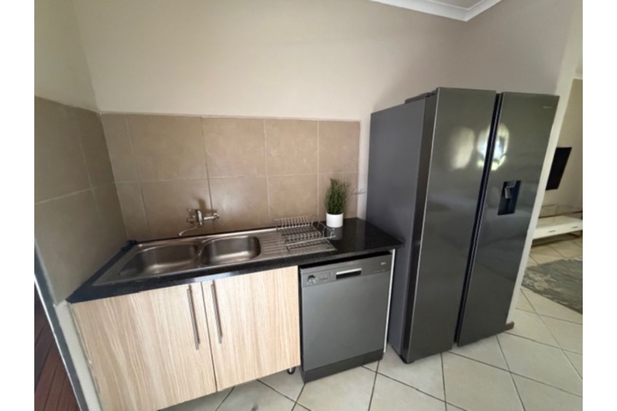 2 bedroom, 1 bathroom Apartment on the GROUND at Etude complex, Sagewood - Photo 5