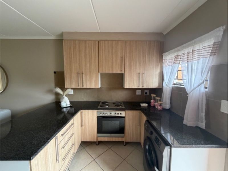 2 bedroom, 1 bathroom Apartment on the GROUND at Etude complex, Sagewood - Photo 2