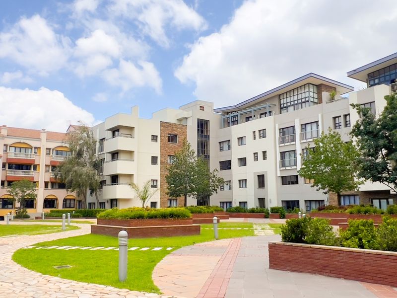 Luxury Fully Furnished 2-Bedroom Groundfloor Apartment To Rent in Bedford Square - Photo 2