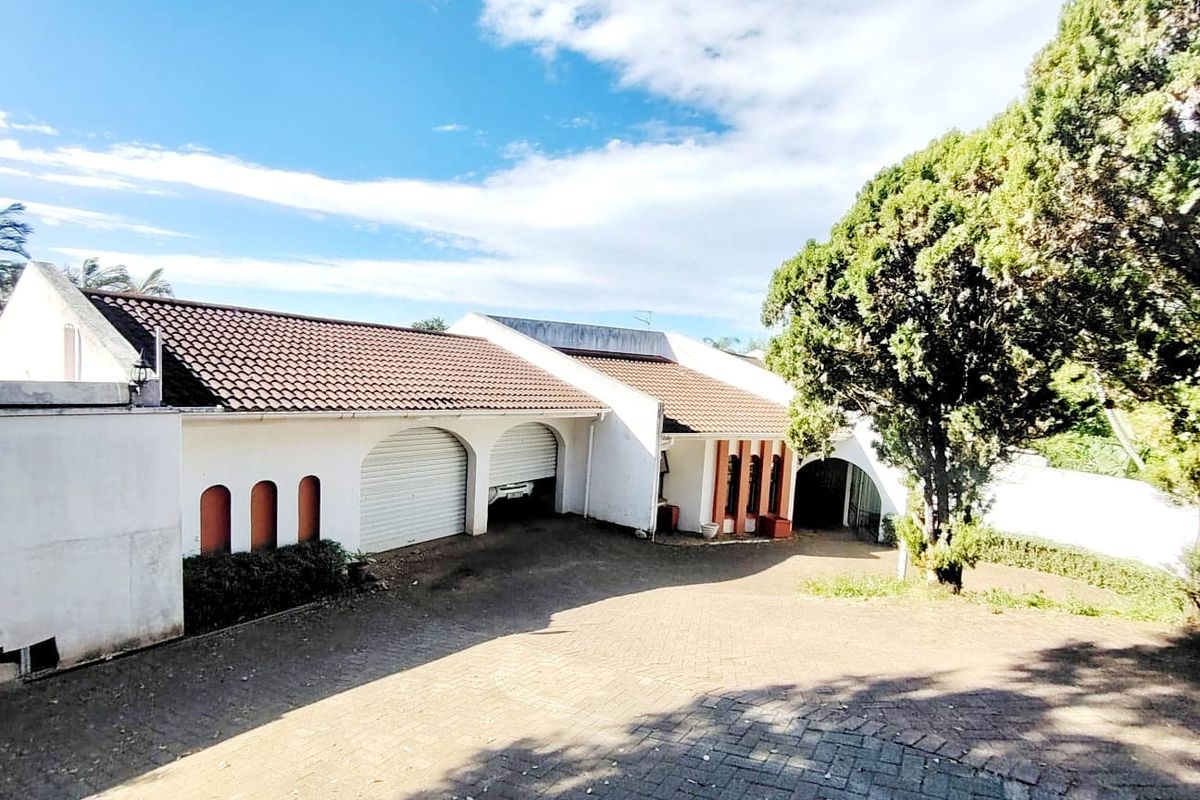 4 Bedroom House for Sale in Vincent Heights - Photo 2