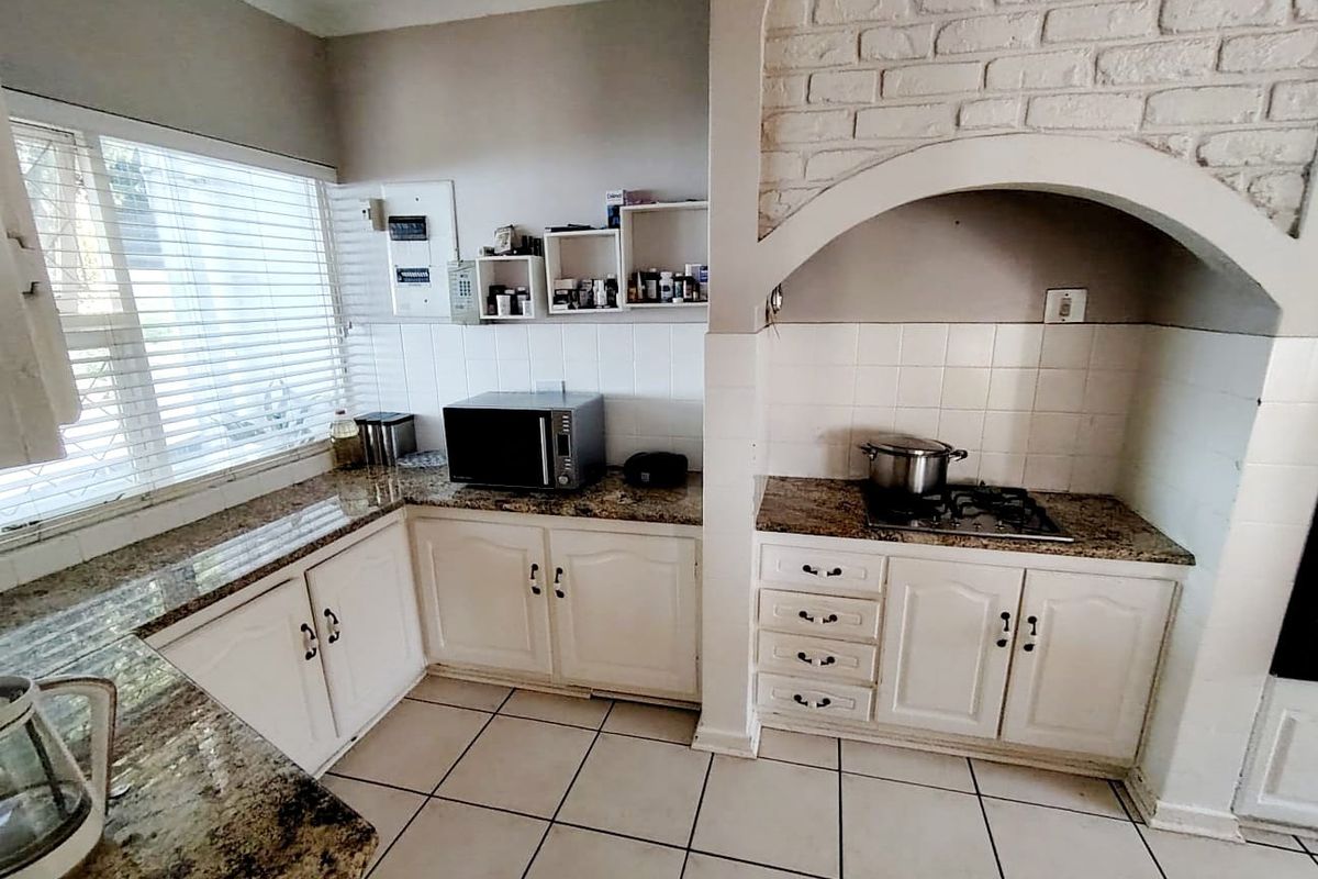 4 Bedroom House for Sale in Vincent Heights - Photo 3