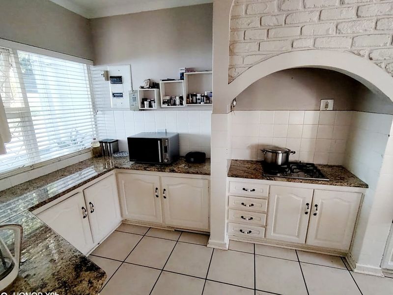 4 Bedroom House for Sale in Vincent Heights - Photo 3