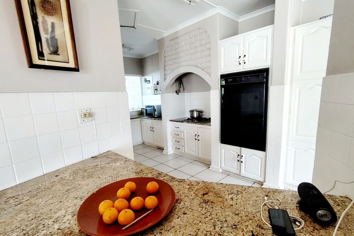 4 Bedroom House for Sale in Vincent Heights - Photo 4