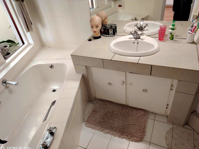 4 Bedroom House for Sale in Vincent Heights - Photo 9