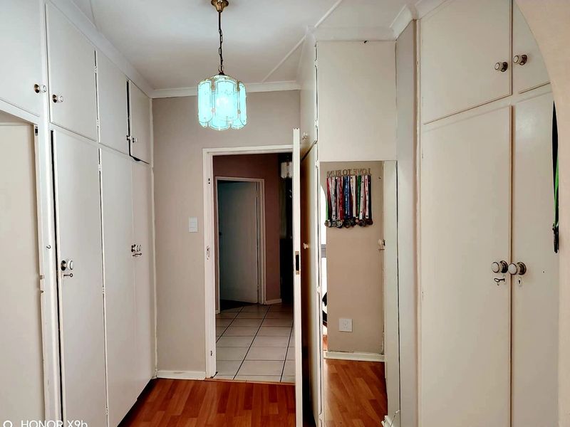 4 Bedroom House for Sale in Vincent Heights - Photo 8