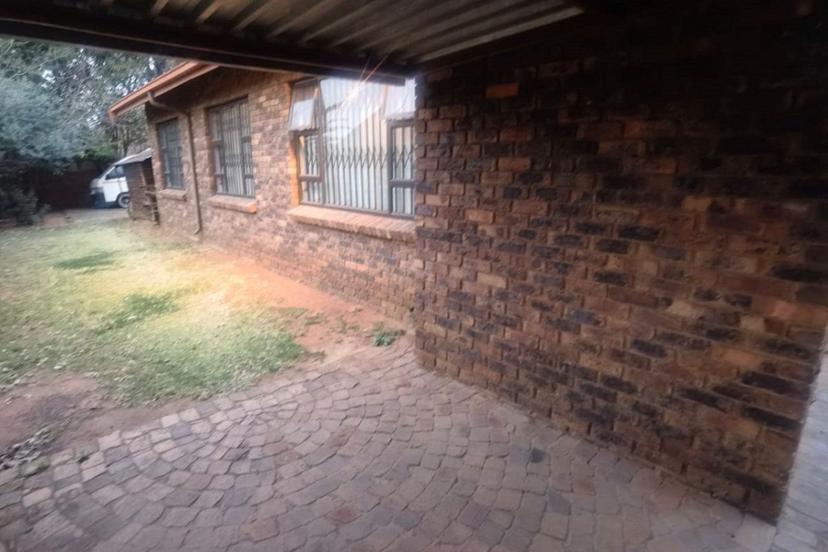 3 Bedroom House for Sale in Crystal Park - Photo 5