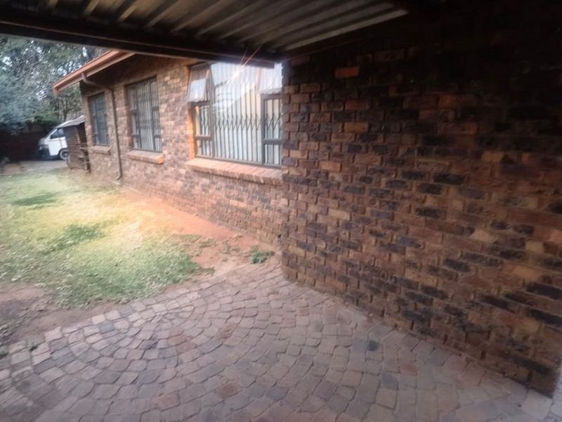 3 Bedroom House for Sale in Crystal Park - Photo 5