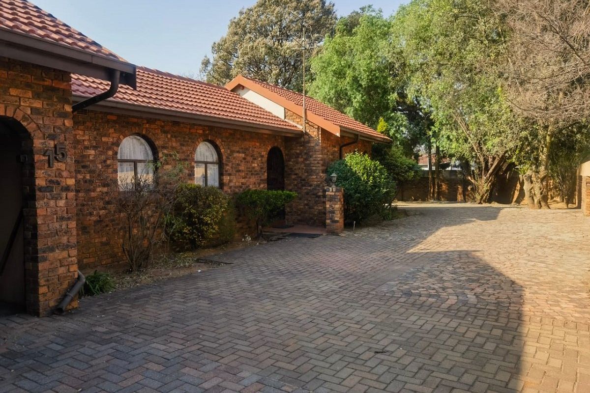 3 Bedroom House for Sale in Crystal Park - Photo 2