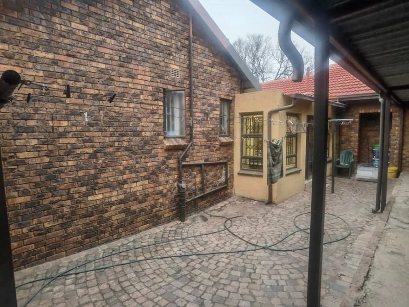 3 Bedroom House for Sale in Crystal Park - Photo 4