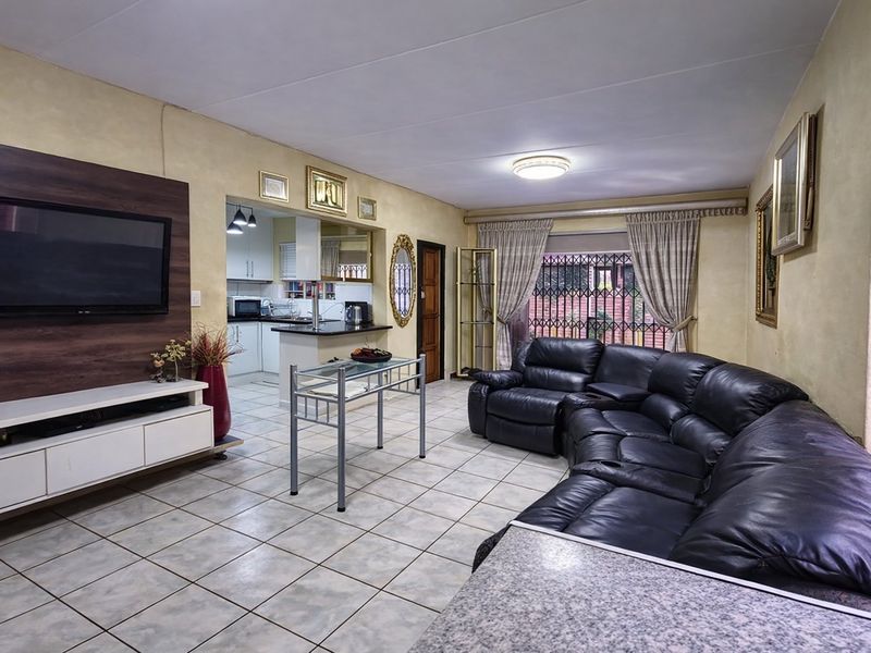 3 Bedroom Town house for Sale in Heuwelsig Estate, Centurion – Double Security Living! - Photo 2