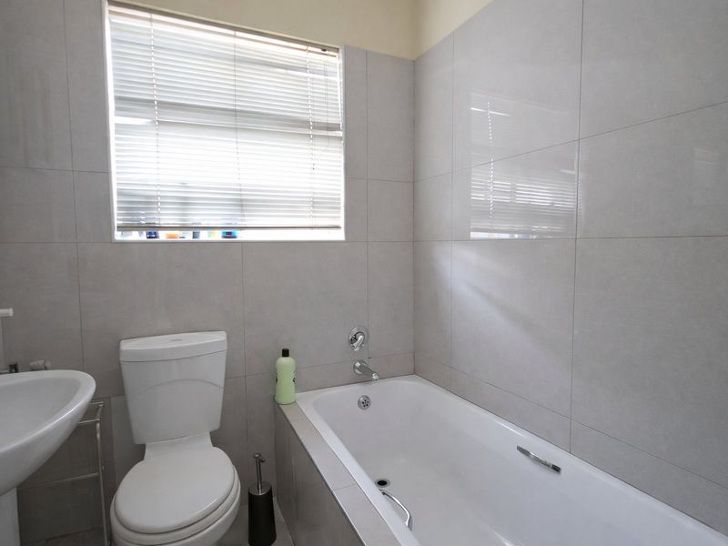 3 Bedroom Town house for Sale in Heuwelsig Estate, Centurion – Double Security Living! - Photo 9