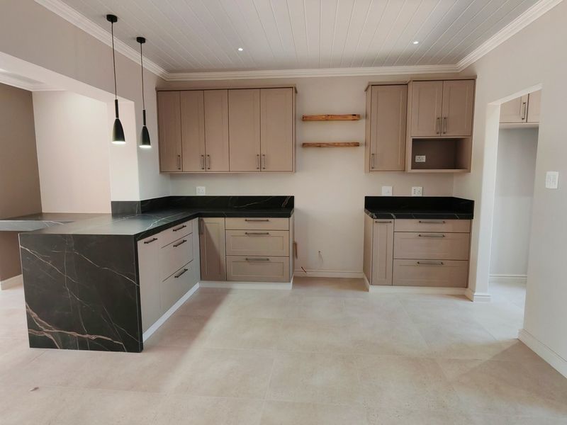 Elegant Renovated Coastal Home with Stylish Modern Finishes - Photo 5