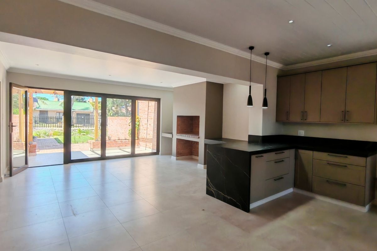 Elegant Renovated Coastal Home with Stylish Modern Finishes - Photo 4