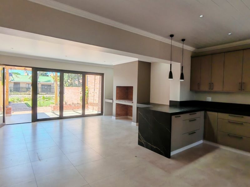 Elegant Renovated Coastal Home with Stylish Modern Finishes - Photo 4