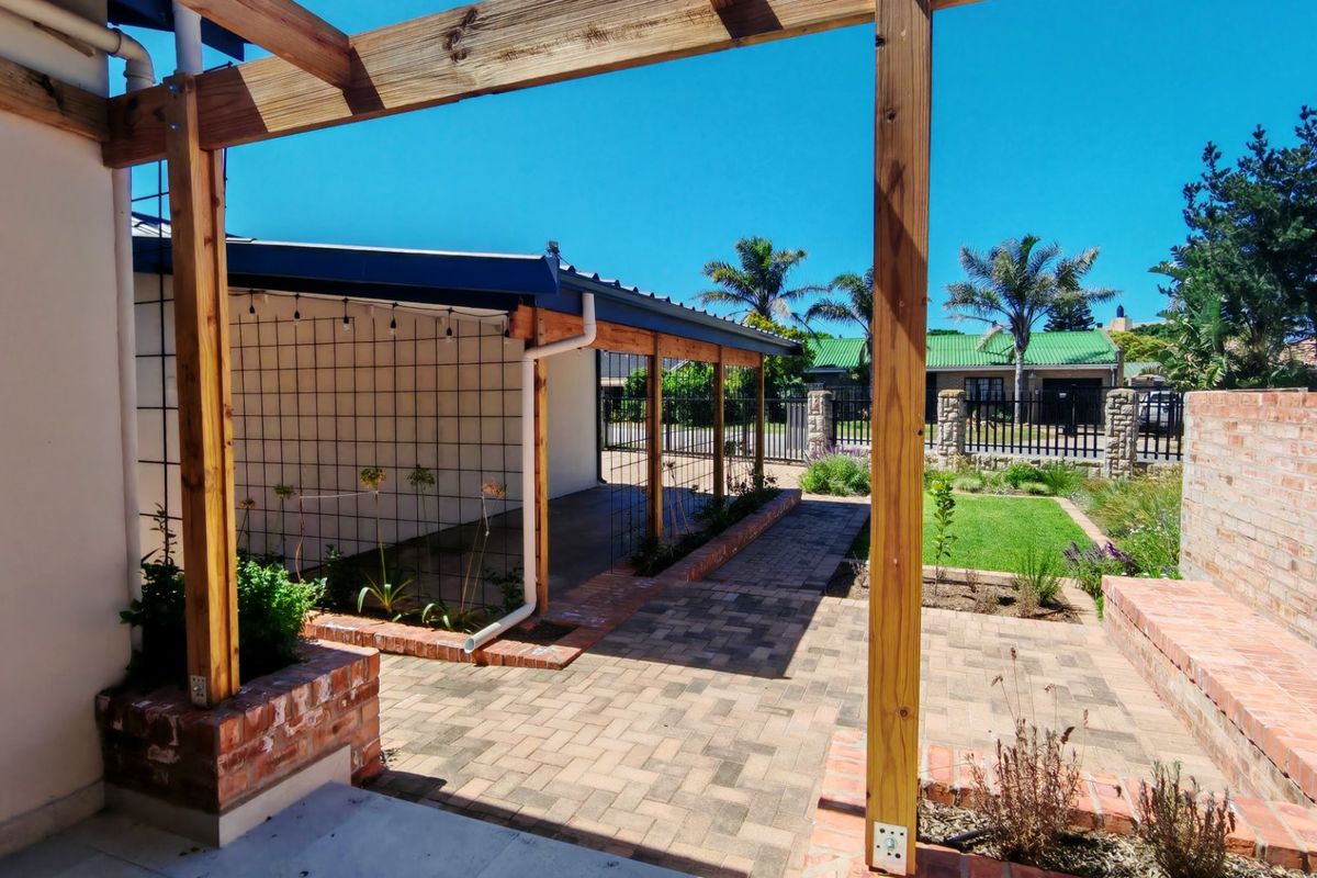 Elegant Renovated Coastal Home with Stylish Modern Finishes - Photo 3