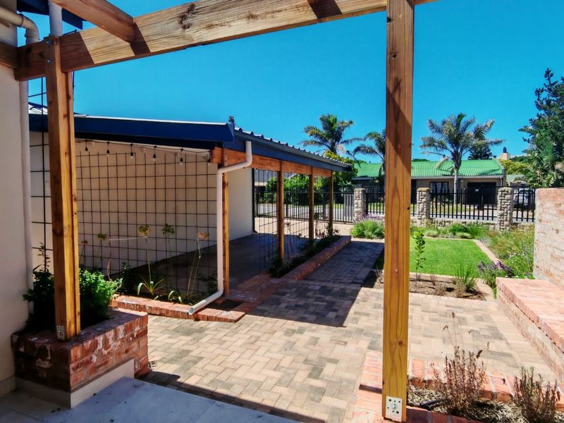 Elegant Renovated Coastal Home with Stylish Modern Finishes - Photo 3