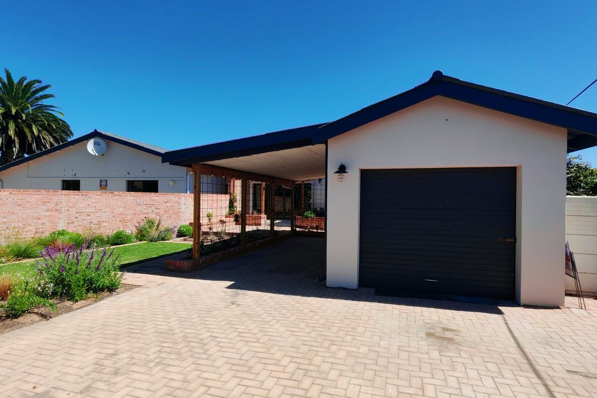 Elegant Renovated Coastal Home with Stylish Modern Finishes - Photo 2