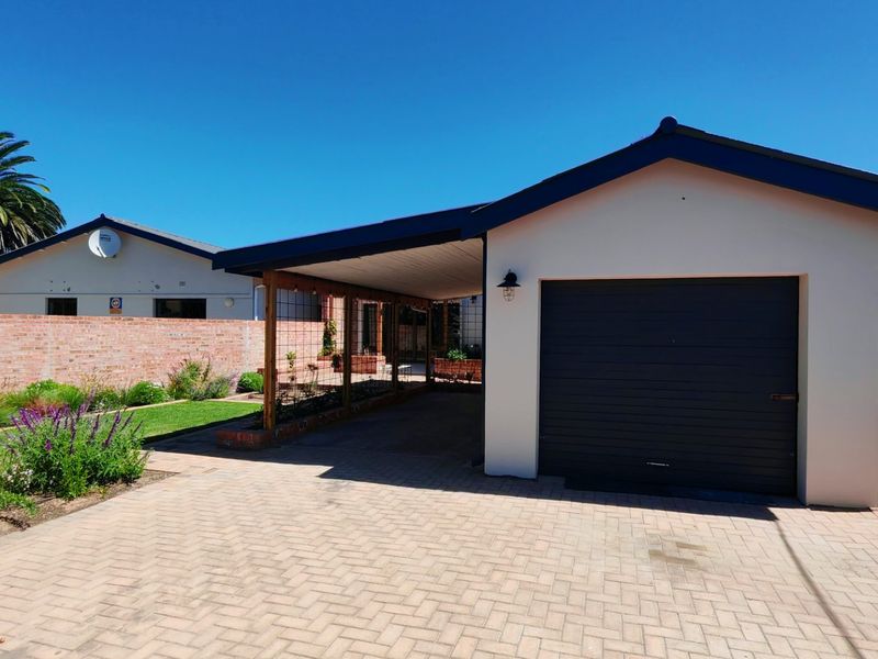 Elegant Renovated Coastal Home with Stylish Modern Finishes - Photo 2