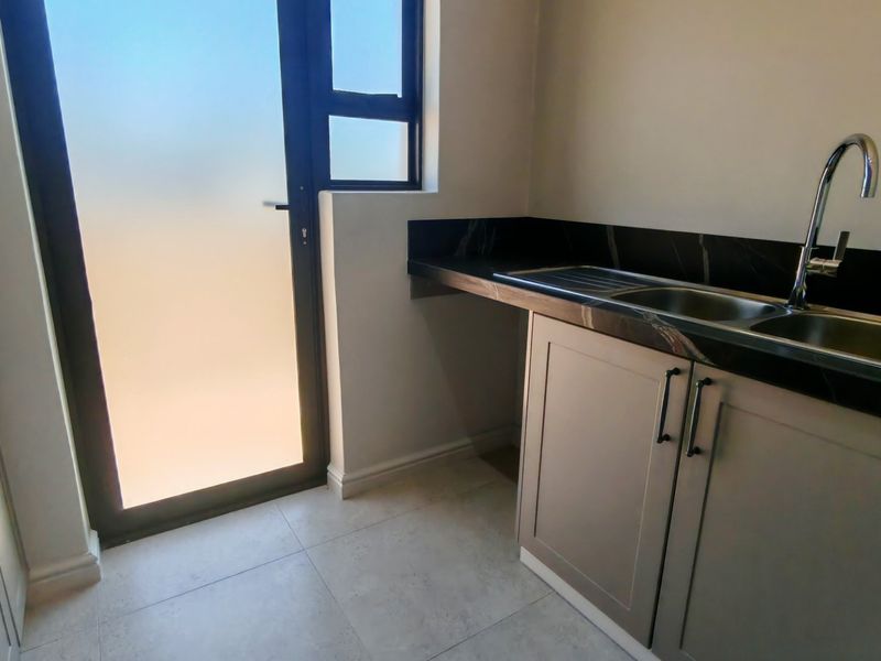 Elegant Renovated Coastal Home with Stylish Modern Finishes - Photo 10