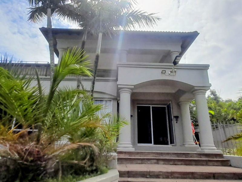 Fit for royalty. - Photo 3