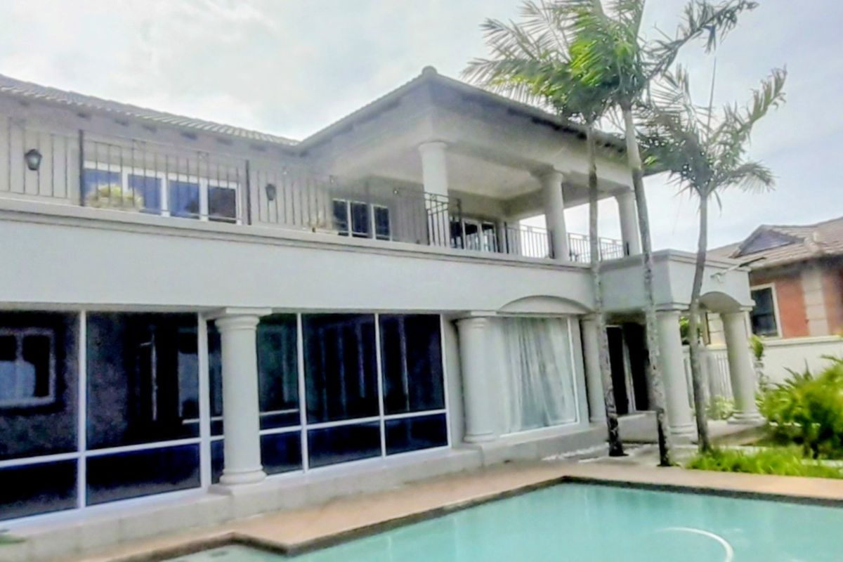 Fit for royalty. - Photo 2