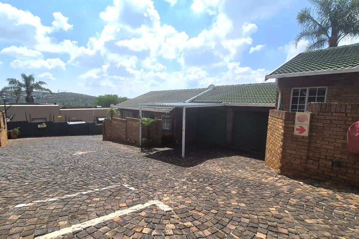 Townhouse with Garage & Private Garden in Rangeview - Photo 3