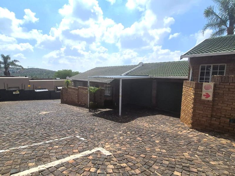 Townhouse with Garage & Private Garden in Rangeview - Photo 3