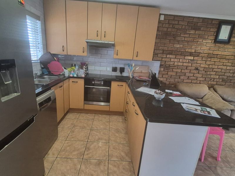 Townhouse with Garage & Private Garden in Rangeview - Photo 5