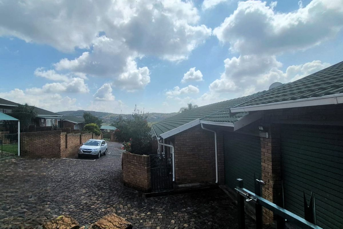 Townhouse with Garage & Private Garden in Rangeview - Photo 2