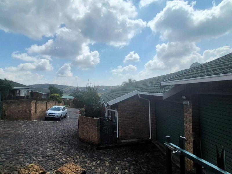 Townhouse with Garage & Private Garden in Rangeview - Photo 2