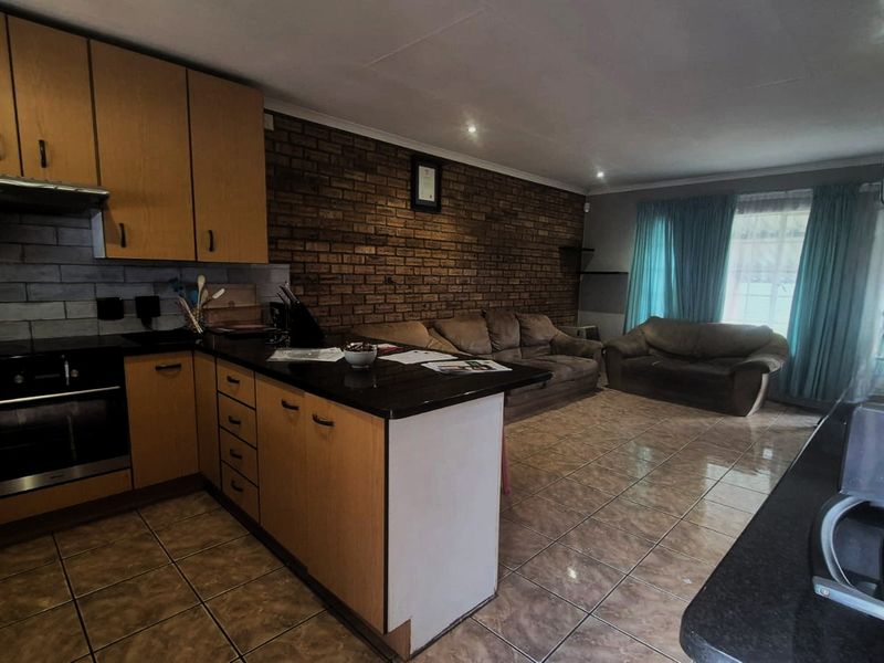 Townhouse with Garage & Private Garden in Rangeview - Photo 6