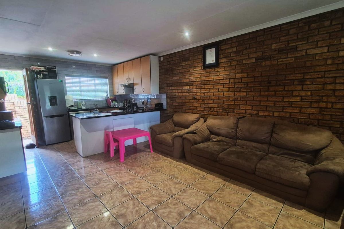 Townhouse with Garage & Private Garden in Rangeview - Photo 4