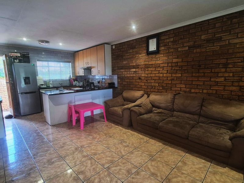 Townhouse with Garage & Private Garden in Rangeview - Photo 4