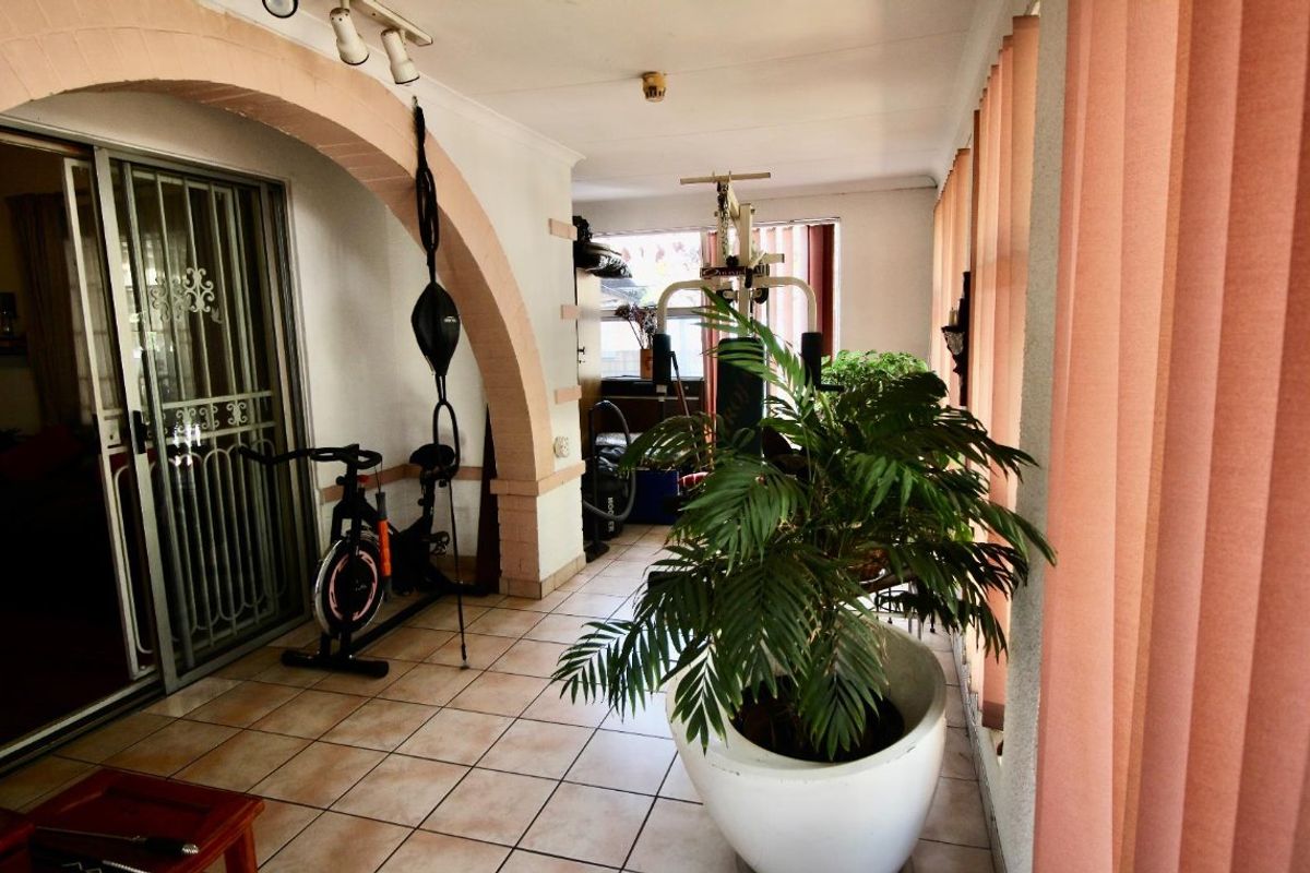 Stunning Family Home with Flat let & Entertainer’s Paradise - Photo 2