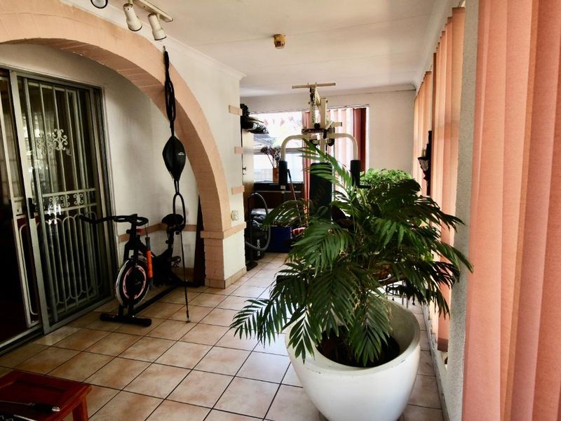 Stunning Family Home with Flat let & Entertainer’s Paradise - Photo 2