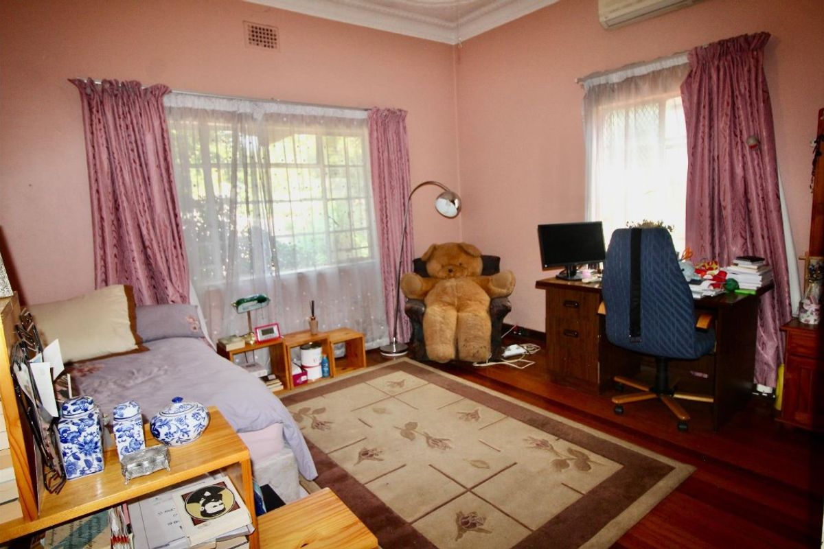 Stunning Family Home with Flat let & Entertainer’s Paradise - Photo 4