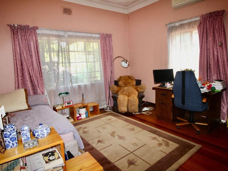 Stunning Family Home with Flat let & Entertainer’s Paradise - Photo 4