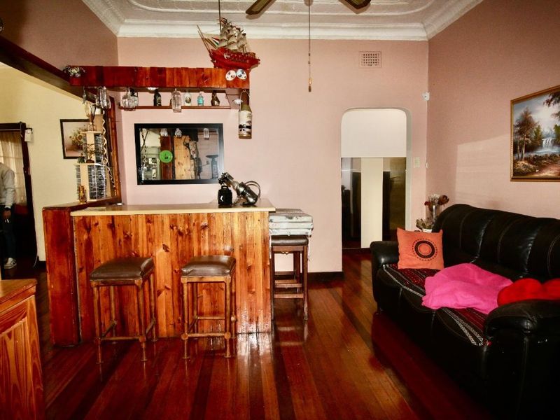 Stunning Family Home with Flat let & Entertainer’s Paradise - Photo 10