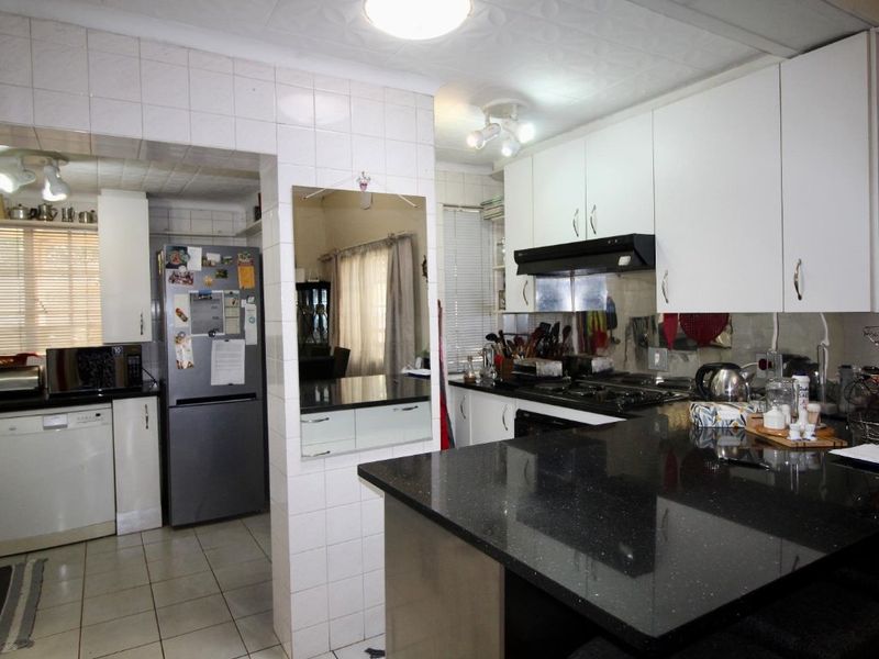 Stunning Family Home with Flat let & Entertainer’s Paradise - Photo 7