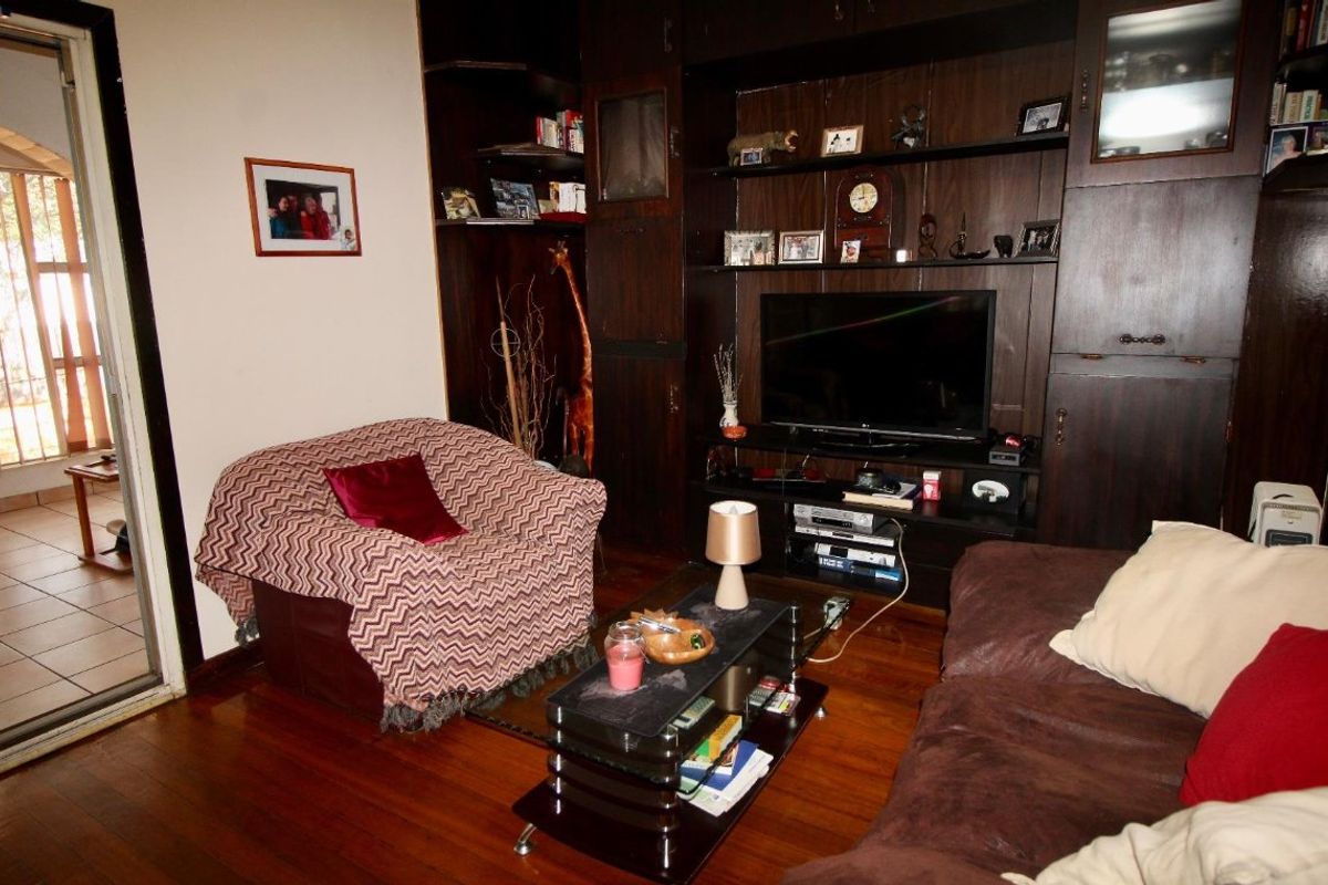 Stunning Family Home with Flat let & Entertainer’s Paradise - Photo 3