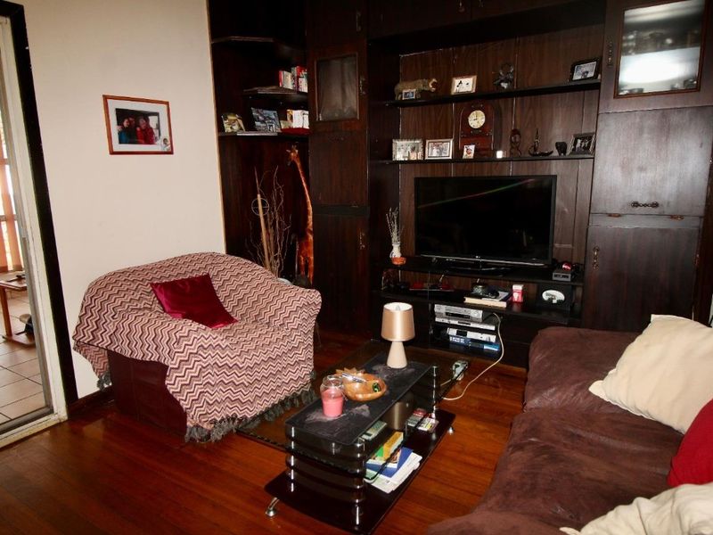 Stunning Family Home with Flat let & Entertainer’s Paradise - Photo 3