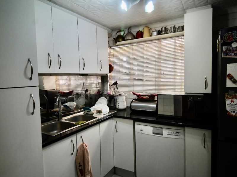 Stunning Family Home with Flat let & Entertainer’s Paradise - Photo 6