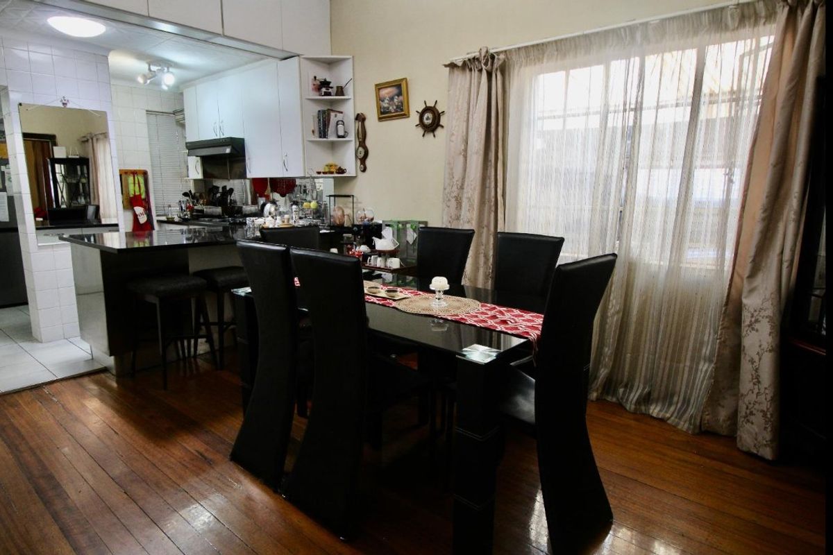 Stunning Family Home with Flat let & Entertainer’s Paradise - Photo 5